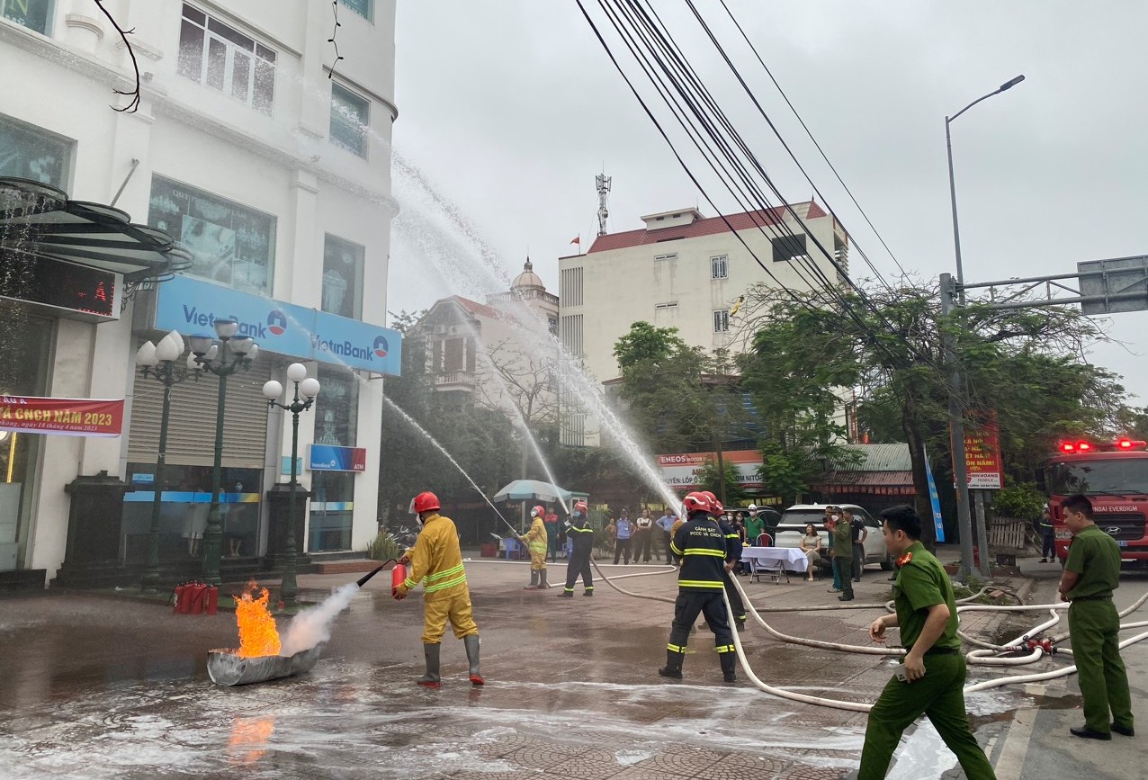Công an quận Hồng Bàng: Thực tập Phương án chữa cháy và cứu nạn, cứu hộ tại Siêu thị điện ánh sáng Âu Á